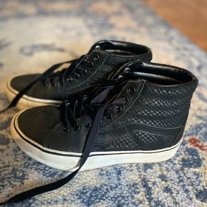 Black platform vans high tops. Women’s 7. Velvet laces